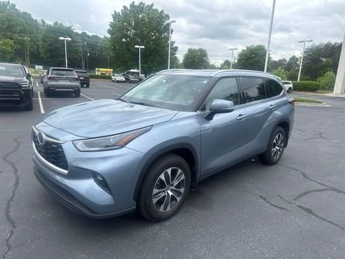 Used 2021 Toyota Highlander XLE AWD/4WD image 2