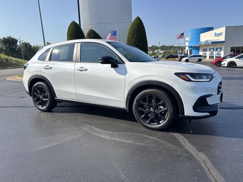 Used 2023 Honda HR-V Sport image 1