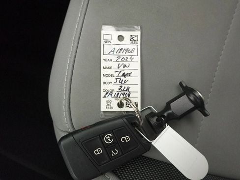 Used 2024 Volkswagen Taos SE image 32