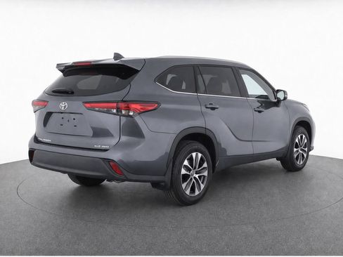 Used 2023 Toyota Highlander XLE AWD/4WD image 5