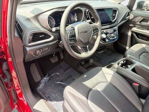 Used 2025 Chrysler Pacifica Select FWD image 19