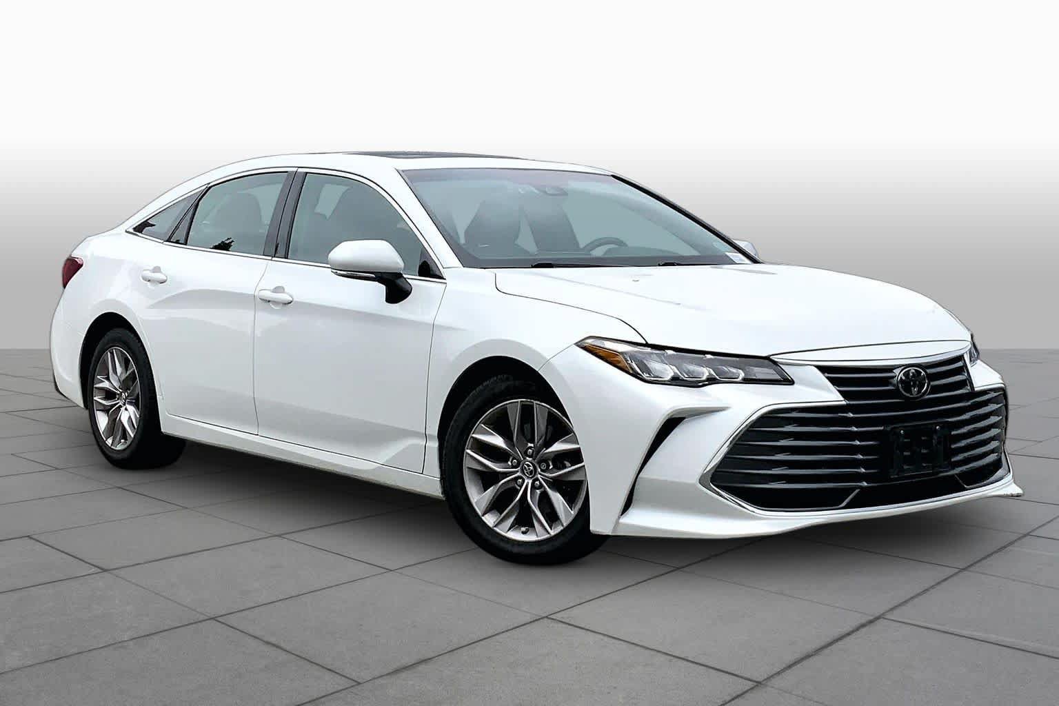Used 2019 Toyota Avalon XLE w/ Moonroof Package FWD image 3