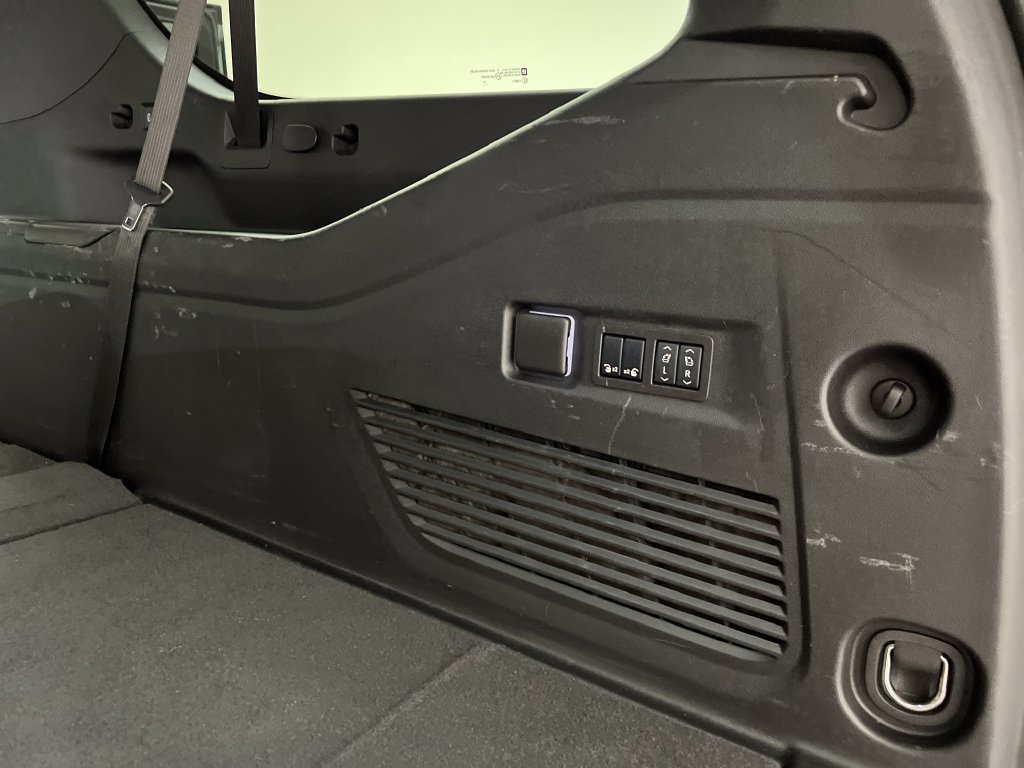 Used 2025 GMC Yukon XL Denali RWD image 45