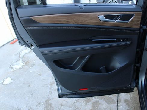 Certified 2024 Volkswagen Atlas SE image 20