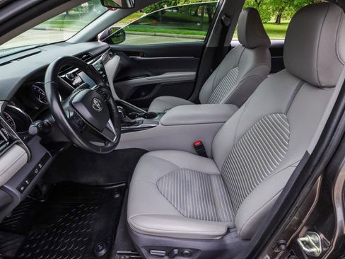 Used 2020 Toyota Camry SE FWD image 32