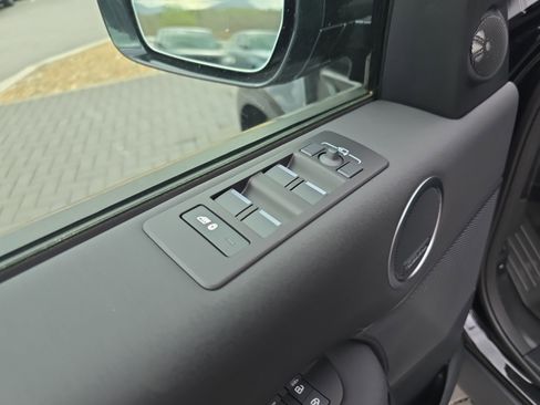 Certified 2025 Land Rover Discovery S image 21