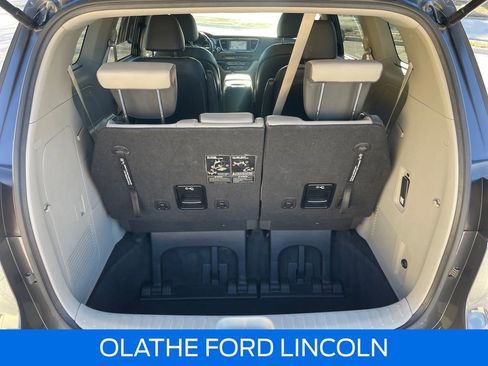 Used 2018 Kia Sedona SX image 28