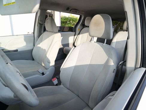 Used 2011 Toyota Sienna image 21