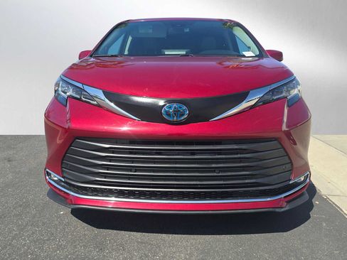 Used 2021 Toyota Sienna XLE w/ XLE Plus Package AWD/4WD image 8