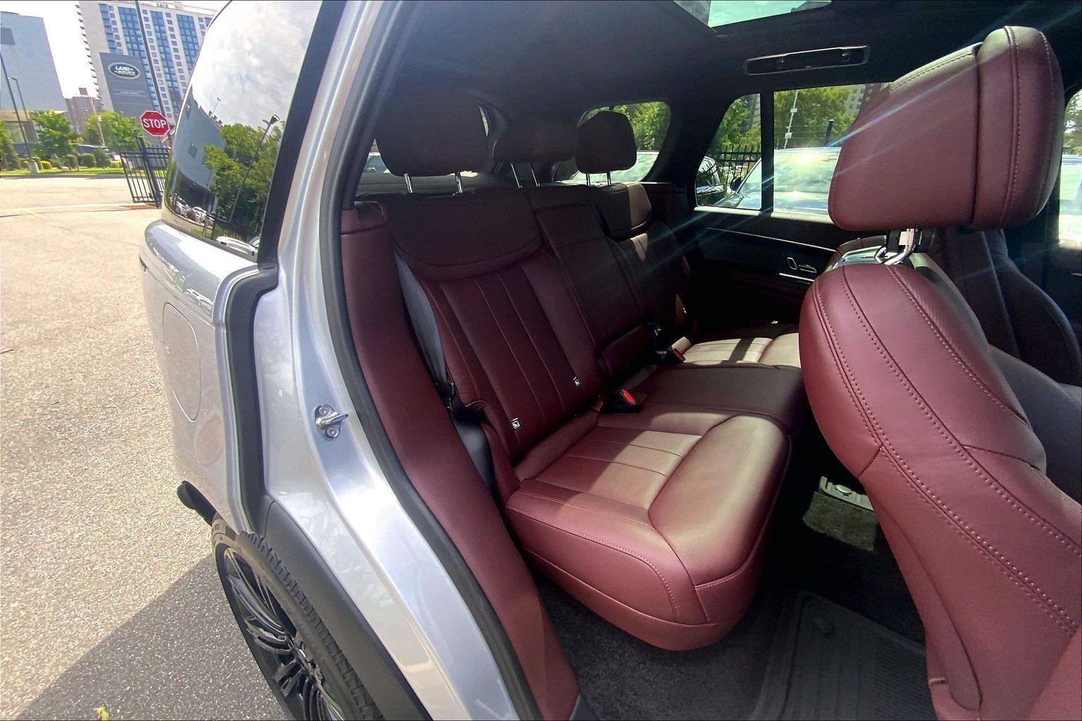 Certified 2025 Land Rover Range Rover SE AWD/4WD image 19