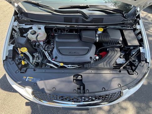 Used 2025 Chrysler Pacifica Select FWD image 34