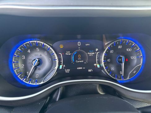 Used 2023 Chrysler Pacifica Touring-L FWD image 5