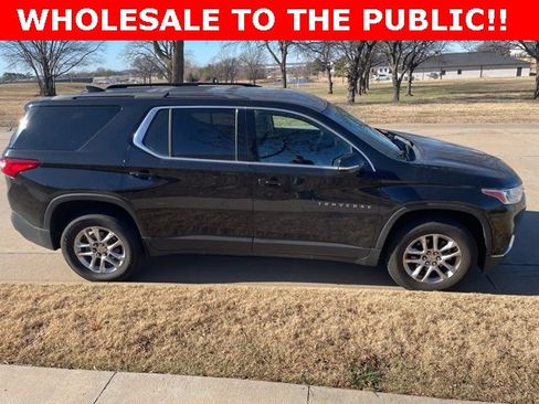 Used 2020 Chevrolet Traverse LT image 2