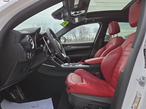 Used 2022 Alfa Romeo Stelvio Veloce image 12