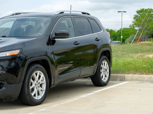 Used 2017 Jeep Cherokee Latitude w/ Safety/Convenience Group FWD image 8