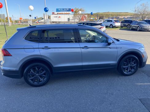 Certified 2024 Volkswagen Tiguan SE image 5