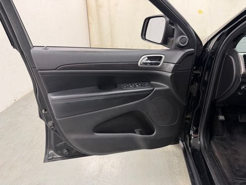 Used 2018 Jeep Grand Cherokee Laredo AWD/4WD image 17
