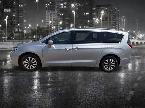 Used 2021 Chrysler Pacifica Touring-L FWD image 3