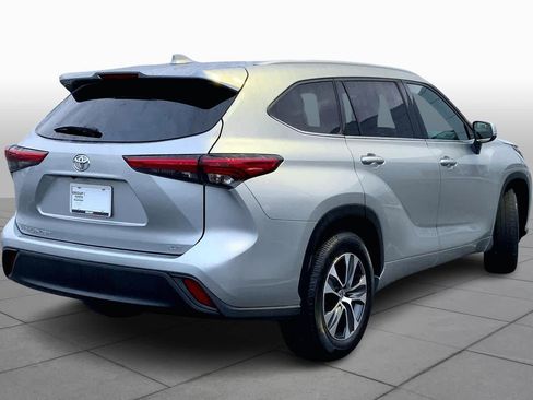Used 2022 Toyota Highlander XLE image 13