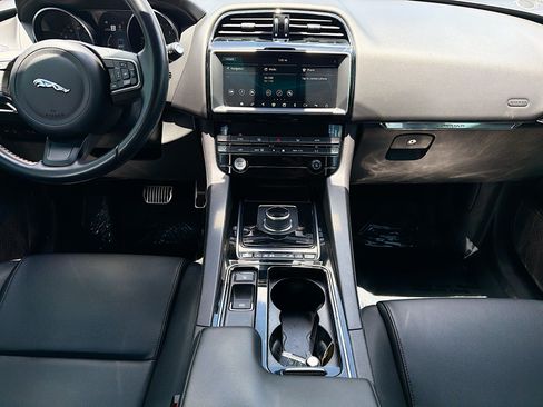 Used 2019 Jaguar F-PACE Premium AWD/4WD image 17
