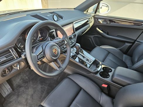 Certified 2025 Porsche Macan image 4