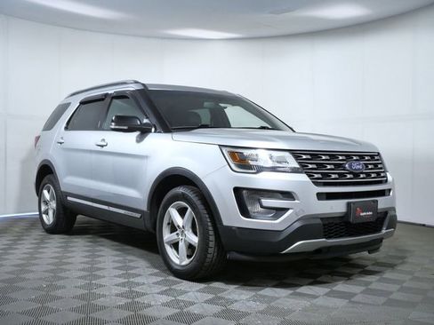 Used 2017 Ford Explorer XLT w/ Equipment Group 202A AWD/4WD image 1