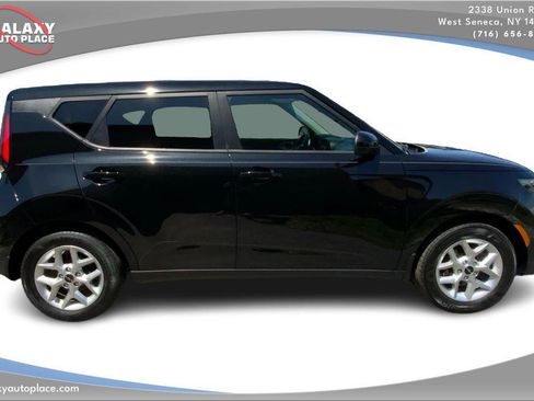 Used 2023 Kia Soul LX w/ Option Group 015 FWD image 4