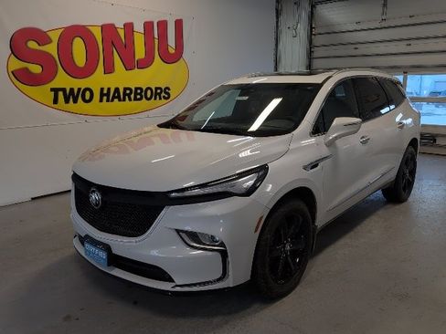 Used 2023 Buick Enclave Essence image 1
