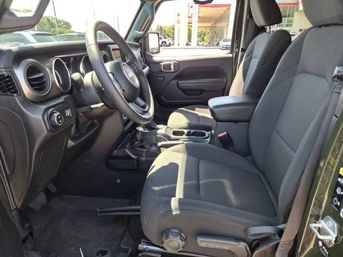 Used 2023 Jeep Gladiator Sport AWD/4WD image 5