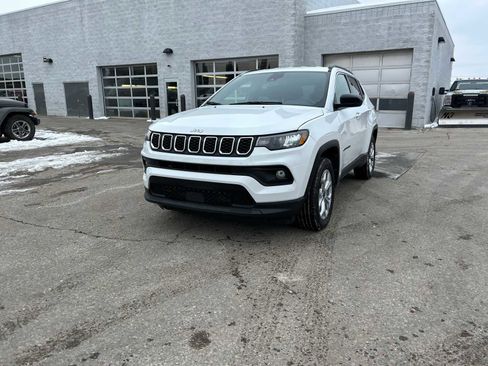 Certified 2025 Jeep Compass Latitude image 3