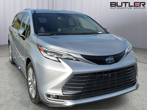 Used 2022 Toyota Sienna Platinum FWD image 5