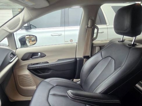 Used 2024 Chrysler Pacifica Touring-L image 10