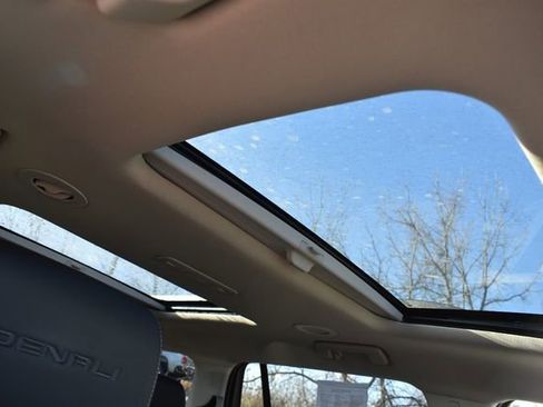 Used 2022 GMC Acadia Denali w/ Denali Technology Package image 12