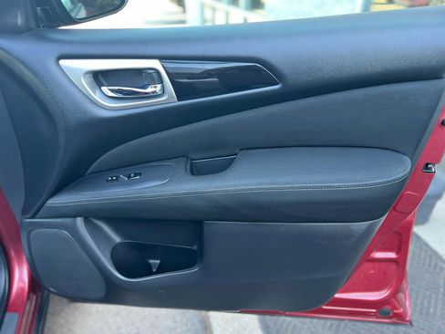 Used 2017 Nissan Pathfinder SV image 19