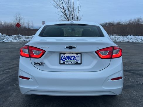 Used 2018 Chevrolet Cruze LT w/ Convenience Package image 3