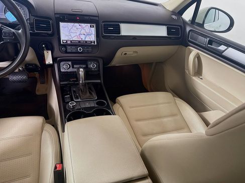 Used 2011 Volkswagen Touareg Sport image 23