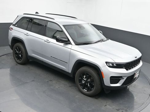 Used 2024 Jeep Grand Cherokee Altitude image 36