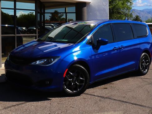 Used 2020 Chrysler Pacifica Touring w/ S Appearance Package FWD image 2