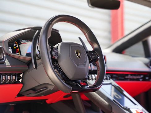 Used 2021 Lamborghini Huracan EVO RWD image 21