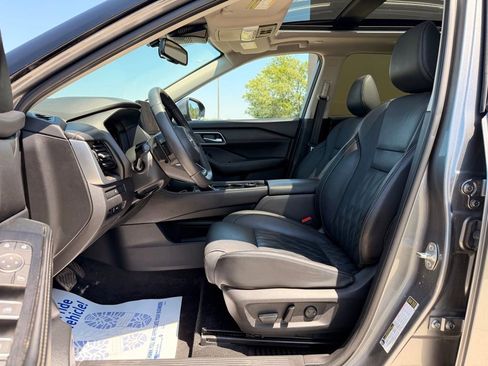 Used 2024 Nissan Rogue Platinum AWD/4WD image 2