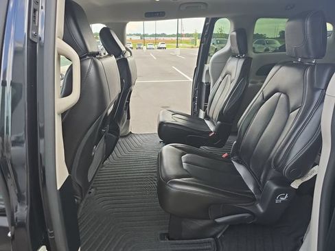 Used 2023 Chrysler Pacifica Touring-L FWD image 11