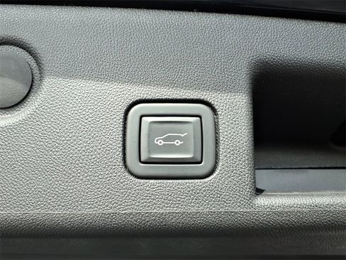 Used 2023 Chevrolet Equinox Premier image 36