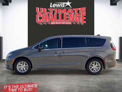 Used 2025 Chrysler Pacifica Select image 2