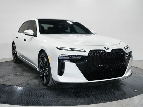 Used 2023 BMW 760i xDrive image 3