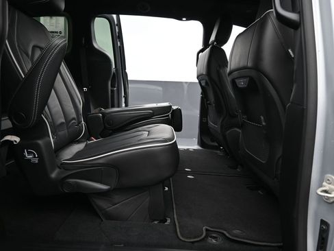 Used 2023 Chrysler Pacifica Limited w/ S Appearance Package image 15