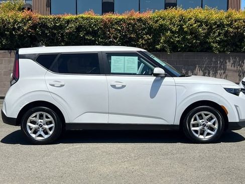 Used 2024 Kia Soul LX w/ Option Group 015 FWD image 3