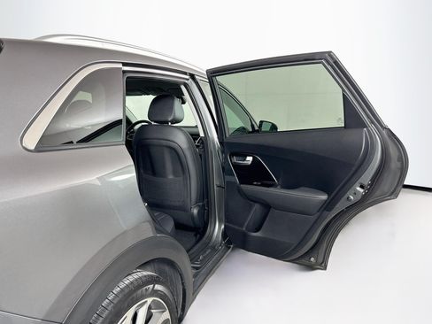 Used 2018 Kia Niro Touring FWD image 30