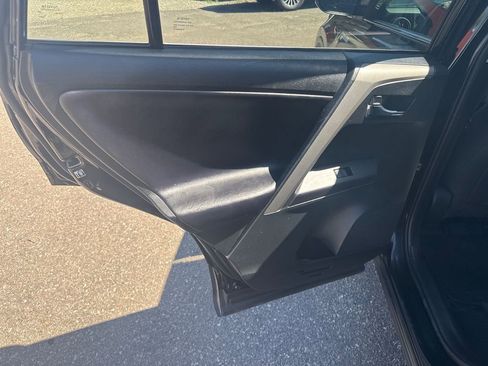 Used 2018 Toyota RAV4 XLE AWD/4WD image 12