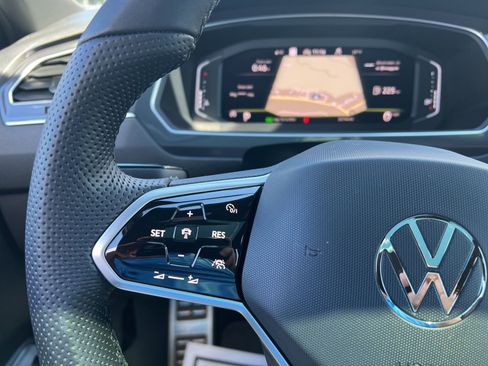 Used 2022 Volkswagen Tiguan SEL R-Line image 23