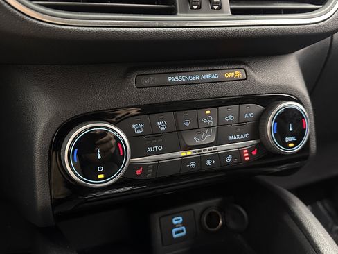 Used 2022 Ford Escape Titanium image 19